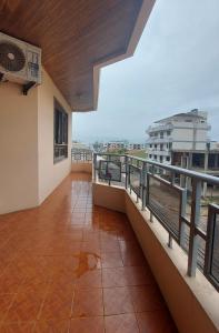 - un balcon avec vue sur un bâtiment dans l'établissement Apto com Varandas 103 - Balneário Arroio do Silva - 3 minutos do Mar, à Arroio do Silva