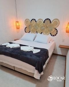 1 dormitorio con 1 cama grande con manta negra en Apartamento luxo mais completo com 2 suítes Patacho - Milagres - AL, en Porto de Pedras