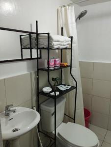 uma casa de banho com um WC e um lavatório em Staycation 2 Bedroom in Urban Deca Home Marilao em Marilao