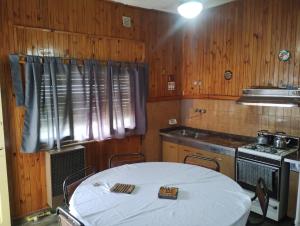 una cocina con mesa y mantel blanco. en Casa Argenta en Córdoba