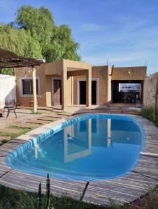 una gran piscina azul frente a una casa en La tempranera en La Rioja
