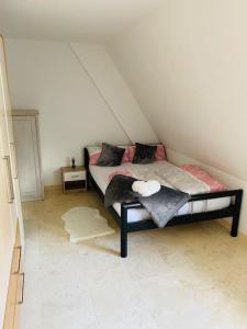 - une chambre avec un lit dans l'angle du grenier dans l'établissement UNMITTELBAR am ULMER MÜNSTER - Cozy Apartment, à Ulm
