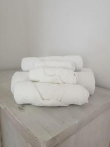 une pile de serviettes blanches assises sur une table dans l'établissement UNMITTELBAR am ULMER MÜNSTER - Cozy Apartment, à Ulm