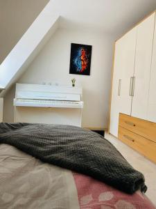 - une chambre avec un lit, une commode et un tiroir dans l'établissement UNMITTELBAR am ULMER MÜNSTER - Cozy Apartment, à Ulm
