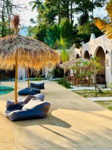 un resort con ombrellone di paglia e piscina di Zibá Home Suites a Lamai Beach