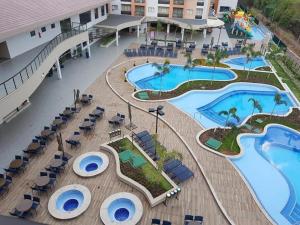 una vista aérea de la piscina en un complejo en Apartamento 2 quartos no Alta Vista Thermas Resort, en Caldas Novas