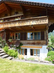 ein Holzhaus mit vielen Fenstern in der Unterkunft Chalet Aebnetbode in Gstaad