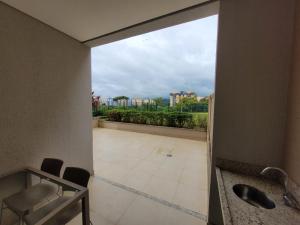 a bathroom with a view of a large patio at Apartamento 2 quartos no Alta Vista Thermas Resort in Caldas Novas