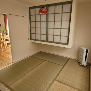 une pièce vide avec une fenêtre et une porte dans l'établissement Biei Urban Villa, à Biei