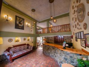 ein Wohnzimmer mit einem Sofa und einer Treppe in der Unterkunft Sol Ollantay Exclusive Hotel in Ollantaytambo