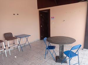 Habitación con 2 mesas, sillas y mesa. en Suite Vista Panorâmica en Betim