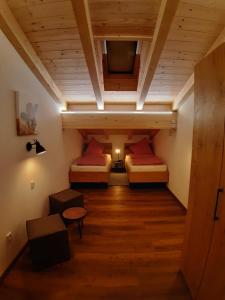 um quarto no sótão com 2 camas e uma televisão em Ilgerhof Ferienwohnungen em Oberaudorf