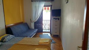 ein Wohnzimmer mit einem Sofa, einem Bett und einem Fenster in der Unterkunft Apartment in Jadranovo with sea view, balcony, air conditioning, Wi-Fi (3856-2) in Jadranovo