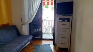 Ein Sitzbereich in der Unterkunft Apartment in Jadranovo with sea view, balcony, air conditioning, Wi-Fi (3856-2)