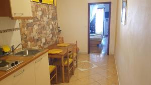 Küche/Küchenzeile in der Unterkunft Apartment in Jadranovo with sea view, balcony, air conditioning, Wi-Fi (3856-2)