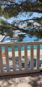 Ein Balkon oder eine Terrasse in der Unterkunft Apartment in Jadranovo with sea view, balcony, air conditioning, Wi-Fi (3856-2)