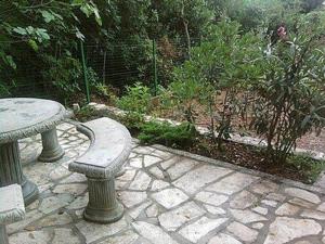 Ein Garten an der Unterkunft Apartment in Jadranovo with sea view, balcony, air conditioning, Wi-Fi (3856-2)