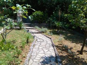 Ein Garten an der Unterkunft Apartment in Jadranovo with sea view, balcony, air conditioning, Wi-Fi (3856-2)