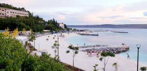 eine Gruppe von Menschen an einem Strand im Wasser in der Unterkunft Apartment in Jadranovo with sea view, balcony, air conditioning, Wi-Fi (3856-2) in Jadranovo