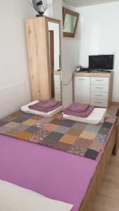 um quarto com dois colchões e um espelho em Studio apartment in Jadranovo with balcony, air conditioning, WiFi 3856-3 em Jadranovo