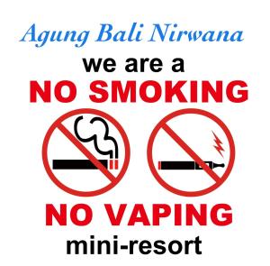 una señal que dice que no se puede fumar y mini resort en Agung Bali Nirwana Villas and Spa, en Tejakula