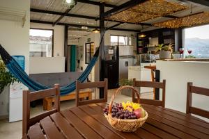 - une corbeille de fruits sur une table en bois avec un hamac dans l'établissement Poblado Guest House, à Medellín