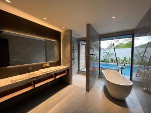 Bazén v ubytování Looma Private Pool Villas nebo v jeho okolí