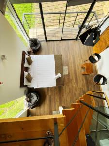 eine Person, die an einem Tisch in einem Haus sitzt in der Unterkunft Dream Cottage Nuwara Eliya in Nuwara Eliya