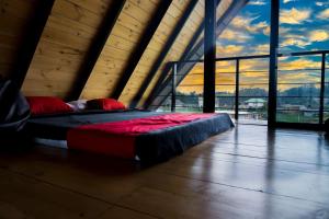 um quarto com 2 camas num quarto com janelas em Dream Cottage Nuwara Eliya em Nuwara Eliya