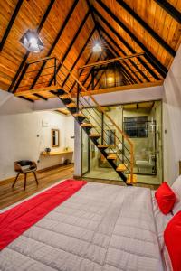 um quarto com uma cama grande e uma escada em Dream Cottage Nuwara Eliya em Nuwara Eliya