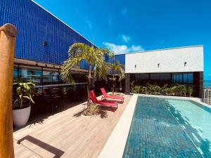 una piscina sul tetto di un edificio di Edifício SKY Apto 1312 - ER Hospedagens a Maceió