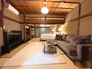 sala de estar con sofá y cama en Machiya no Yado Gu en Nara