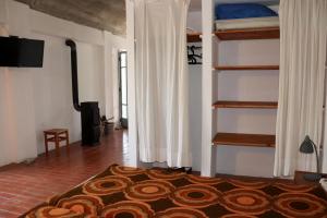 sala de estar con alfombra en el suelo en Ageranos, en Vathí