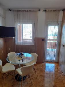 TV a/nebo společenská místnost v ubytování Apartment in Pag with sea view, terrace, air conditioning, WiFi (4891-1)