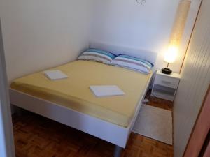 Postel nebo postele na pokoji v ubytování Apartment in Pag with sea view, terrace, air conditioning, WiFi (4891-1)