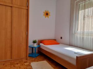 Postel nebo postele na pokoji v ubytování Apartment in Pag with sea view, terrace, air conditioning, WiFi (4891-1) + 37 fotografií