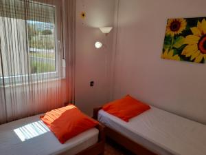 Postel nebo postele na pokoji v ubytování Apartment in Pag with sea view, terrace, air conditioning, WiFi (4891-1)