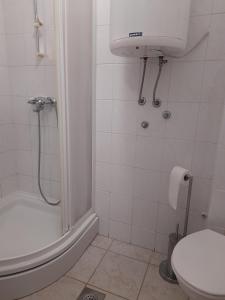 Koupelna v ubytování Apartment in Pag with sea view, terrace, air conditioning, WiFi (4891-1)