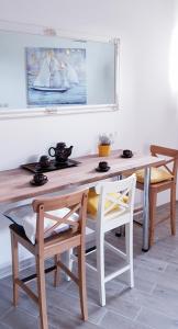 uma mesa de jantar com duas cadeiras e uma foto na parede em Villa Mali Ston (3588) em Mali Ston