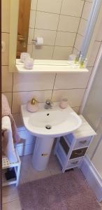 uma casa de banho com um lavatório branco e um espelho. em Villa Mali Ston (3588) em Mali Ston