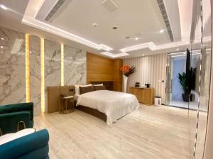 新竹市的住宿－琺何精品旅館，一间大卧室,配有一张床和一张沙发