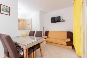 Televízia a/alebo spoločenská miestnosť v ubytovaní Apartment in Slatine with sea view, balcony, air conditioning, Wi-Fi (4784-2)