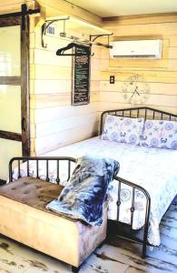 Een bed of bedden in een kamer bij Secluded Tiny House by the Marsh with Hunting Island Beach Pass