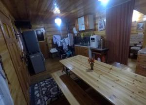 una habitación con una mesa de madera en una casa en Chiloe Seta, en Ancud