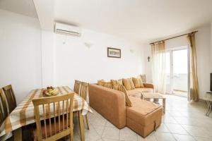Posezení v ubytování Apartment in Povlja with sea view, balcony, air conditioning WiFi 4936-1 -2 -3