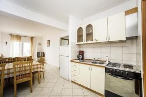 Kuchyň nebo kuchyňský kout v ubytování Apartment in Povlja with sea view, balcony, air conditioning WiFi 4936-1 -2 -3