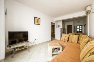 TV a/nebo společenská místnost v ubytování Apartment in Povlja with sea view, balcony, air conditioning WiFi 4936-1 -2 -3