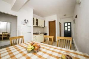 Kuchyň nebo kuchyňský kout v ubytování Apartment in Povlja with sea view, balcony, air conditioning WiFi 4936-1 -2 -3