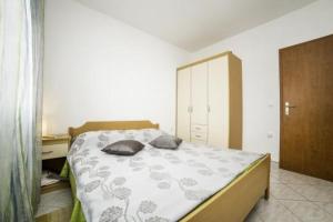 Postel nebo postele na pokoji v ubytování Apartment in Povlja with sea view, balcony, air conditioning WiFi 4936-1 -2 -3