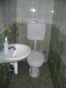 Koupelna v ubytování Apartment in Povlja with sea view, balcony, air conditioning WiFi 4936-1 -2 -3